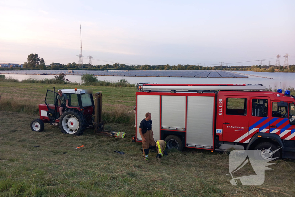 Brandweerwagen rijdt zich vast in berm