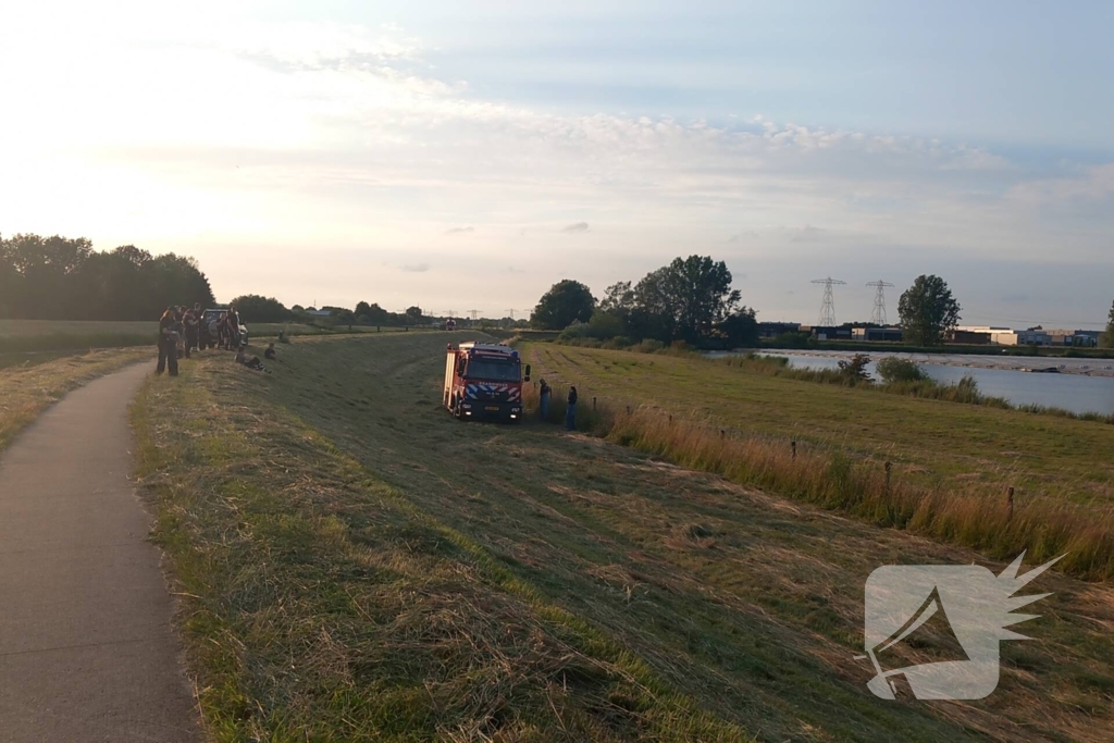 Brandweerwagen rijdt zich vast in berm