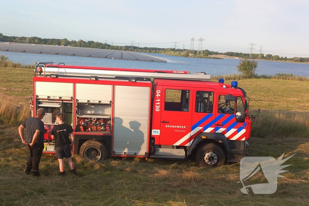 Brandweerwagen rijdt zich vast in berm