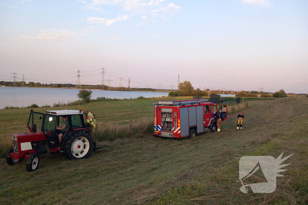 Brandweerwagen rijdt zich vast in berm