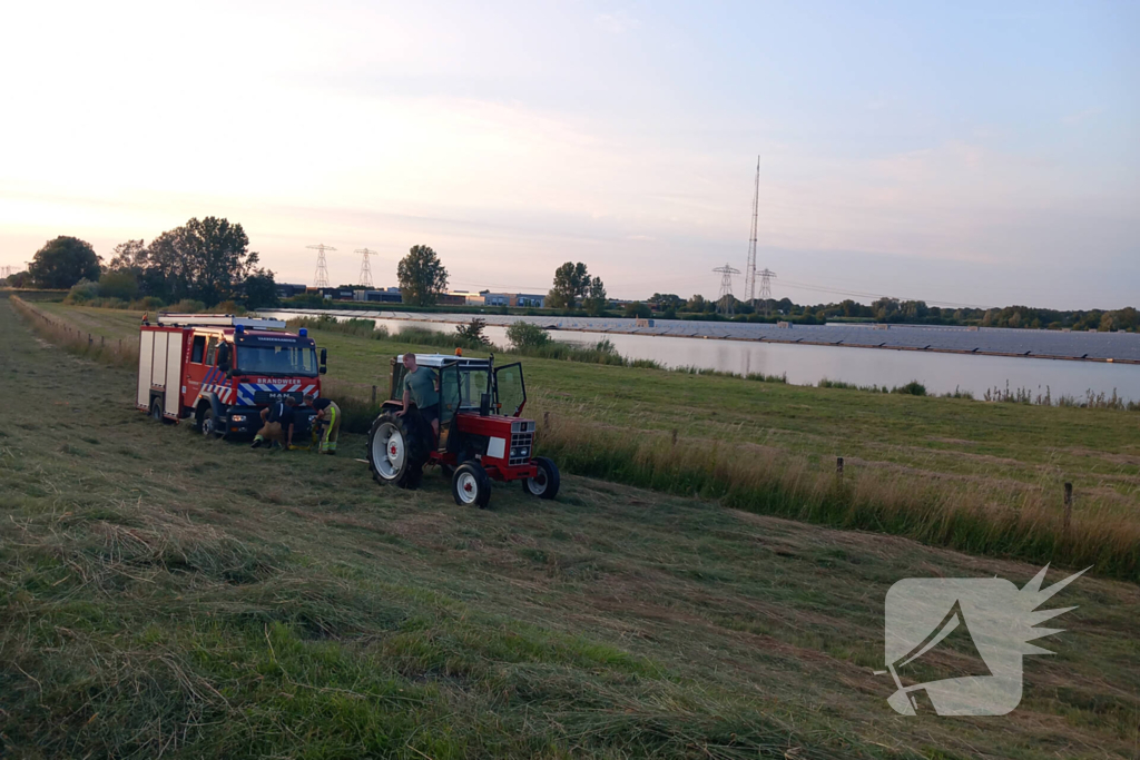 Brandweerwagen rijdt zich vast in berm