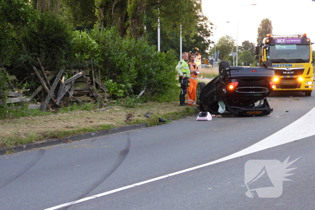 Bestuurder gewond nadat auto op kop belandt bij crash