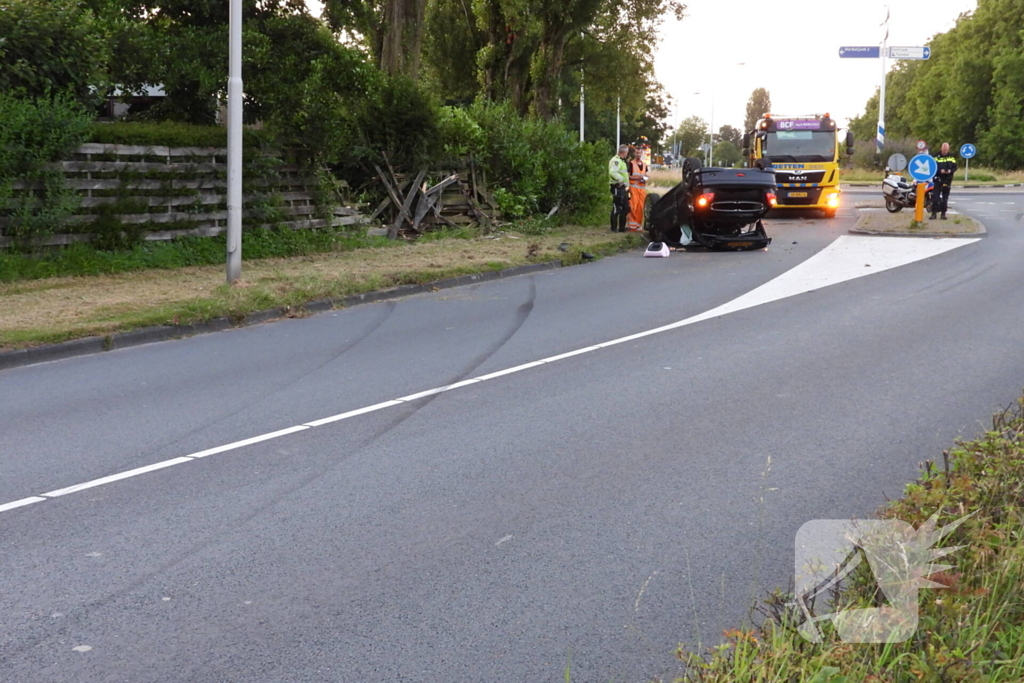 Bestuurder gewond nadat auto op kop belandt bij crash