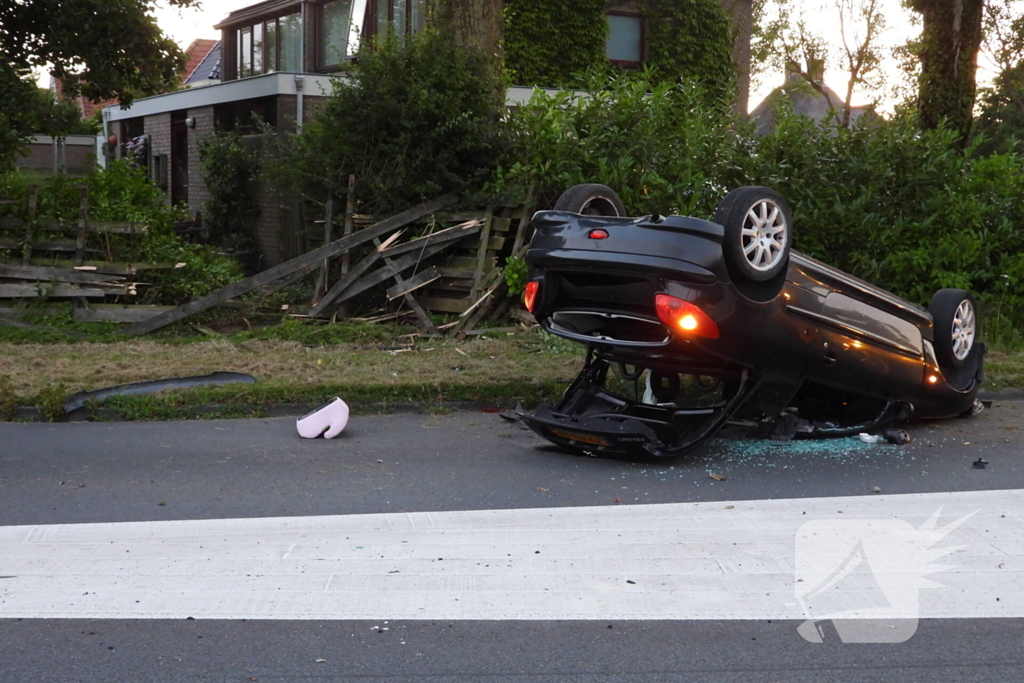 Bestuurder gewond nadat auto op kop belandt bij crash
