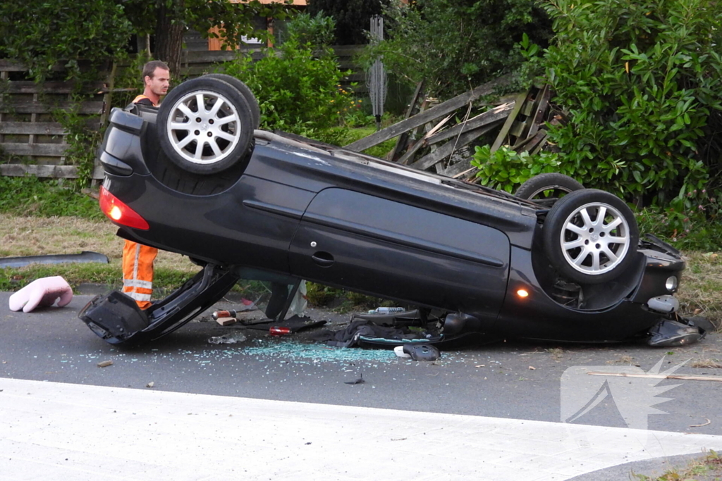 Bestuurder gewond nadat auto op kop belandt bij crash