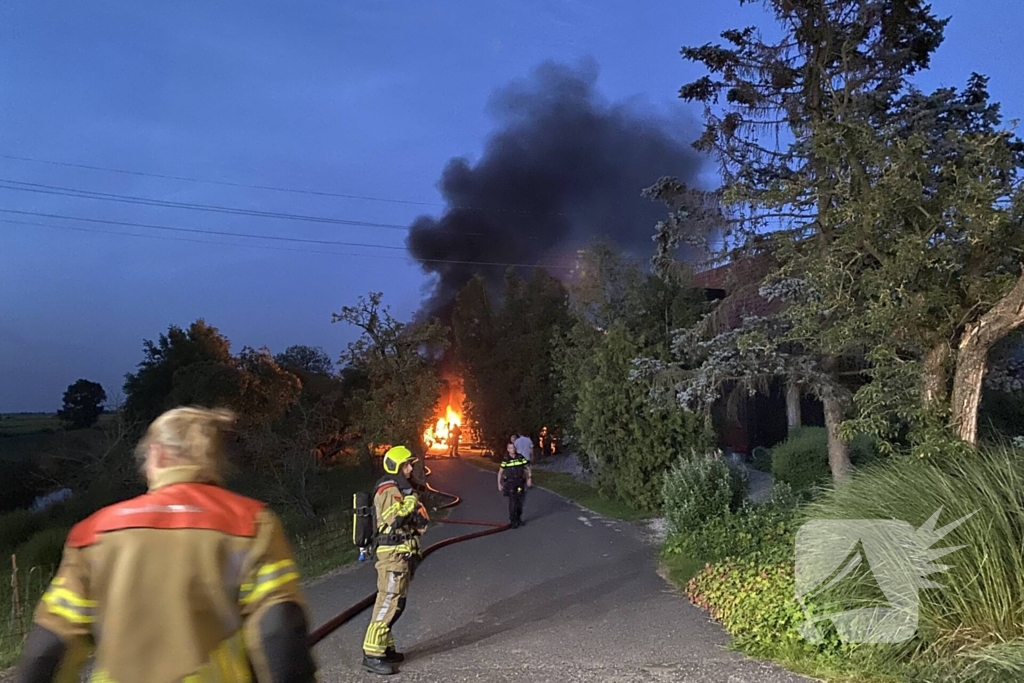 Flinke brand bij grote schuur