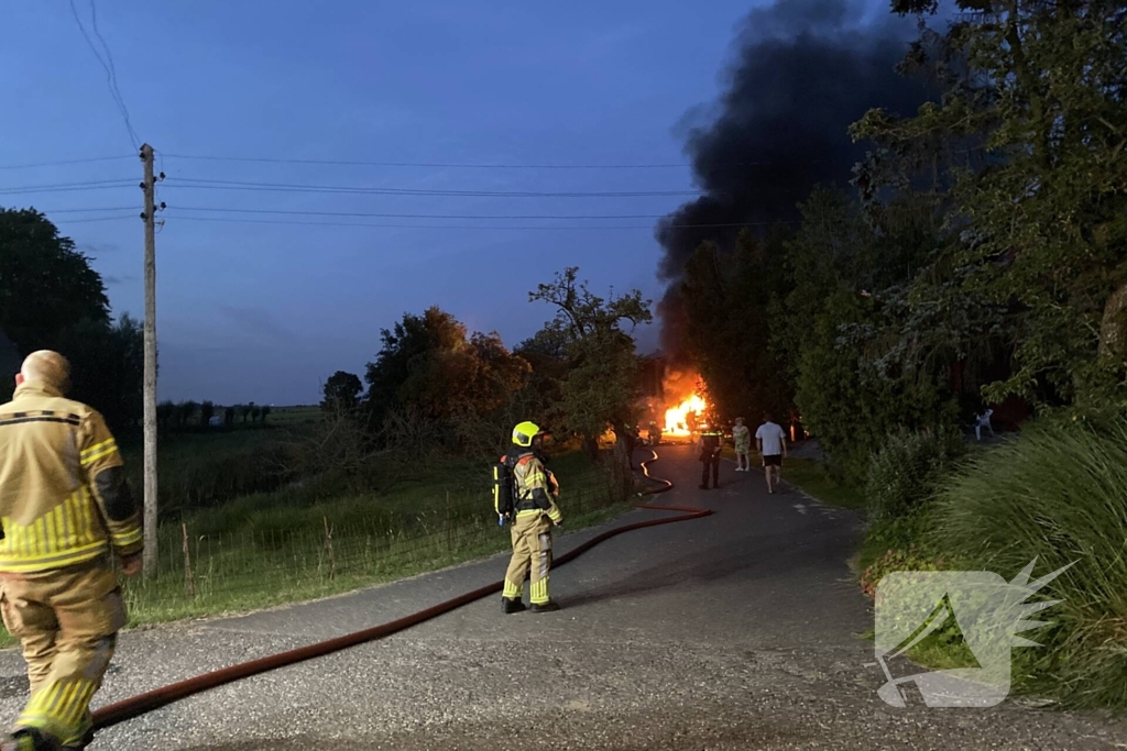 Flinke brand bij grote schuur