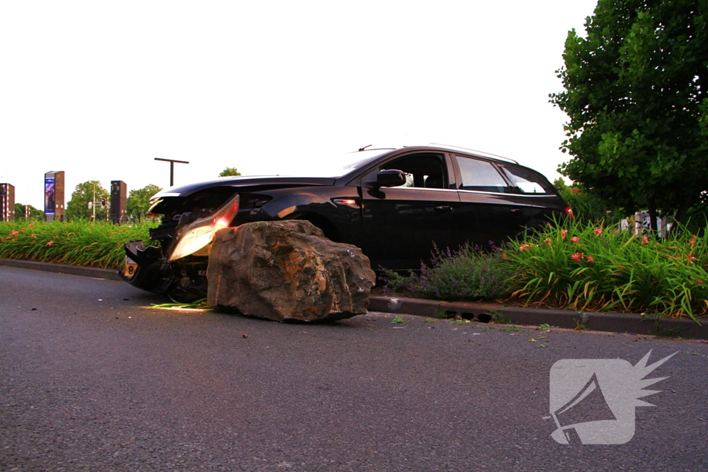 Automobiliste rijdt zwerfkei uit de grond