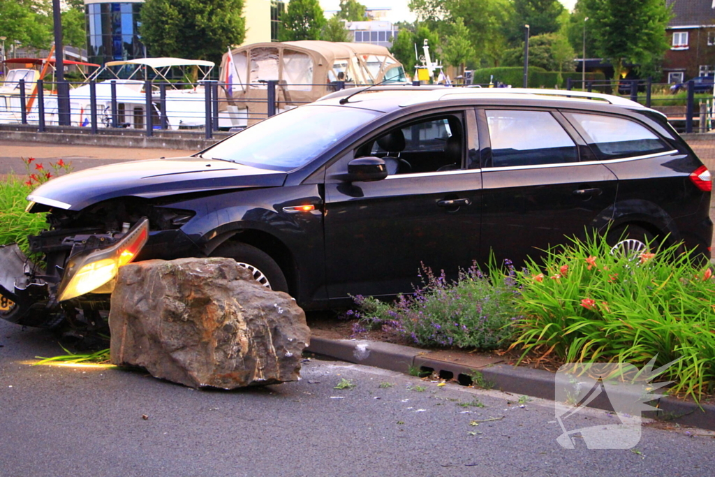 Automobiliste rijdt zwerfkei uit de grond