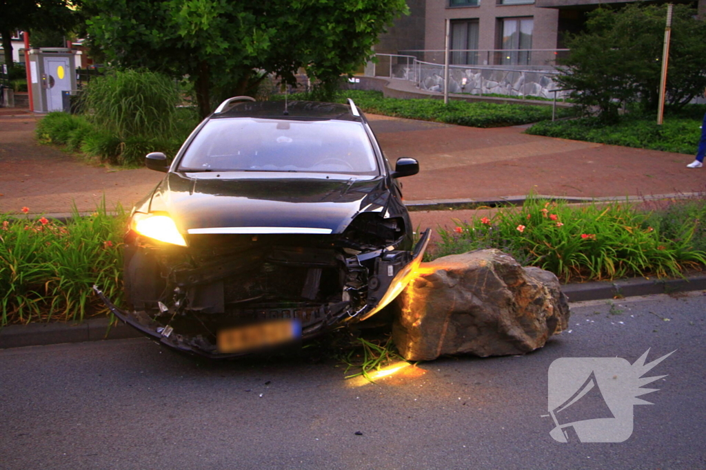 Automobiliste rijdt zwerfkei uit de grond