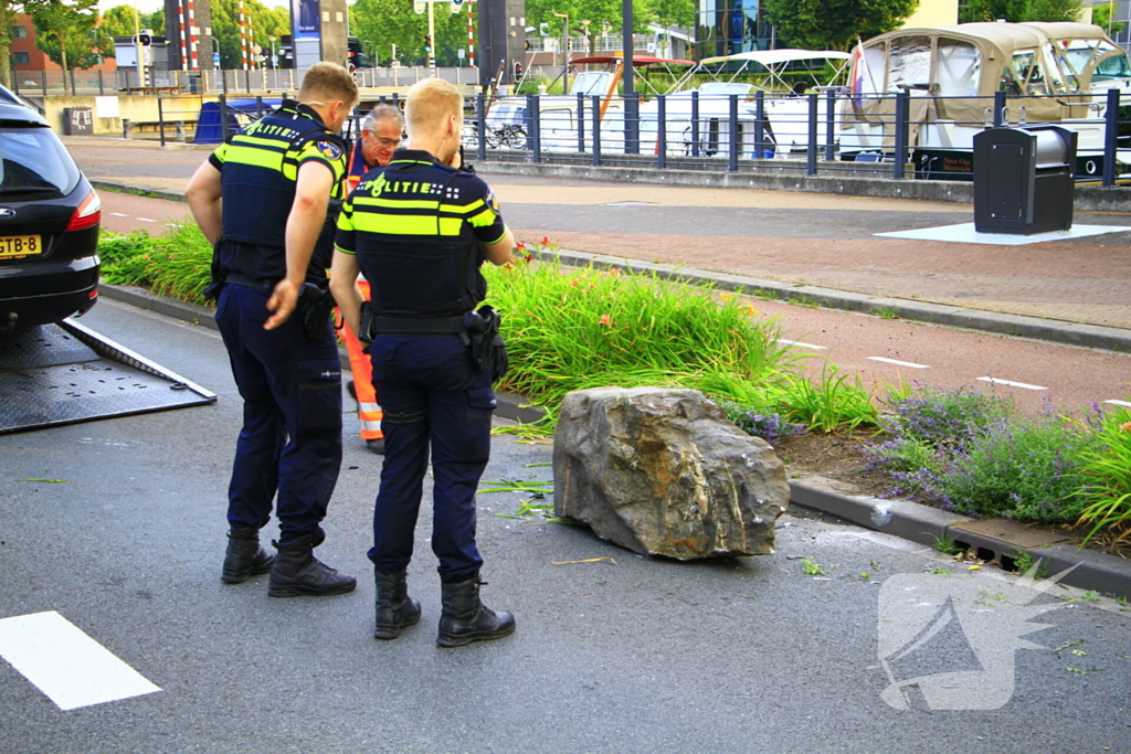 Automobiliste rijdt zwerfkei uit de grond