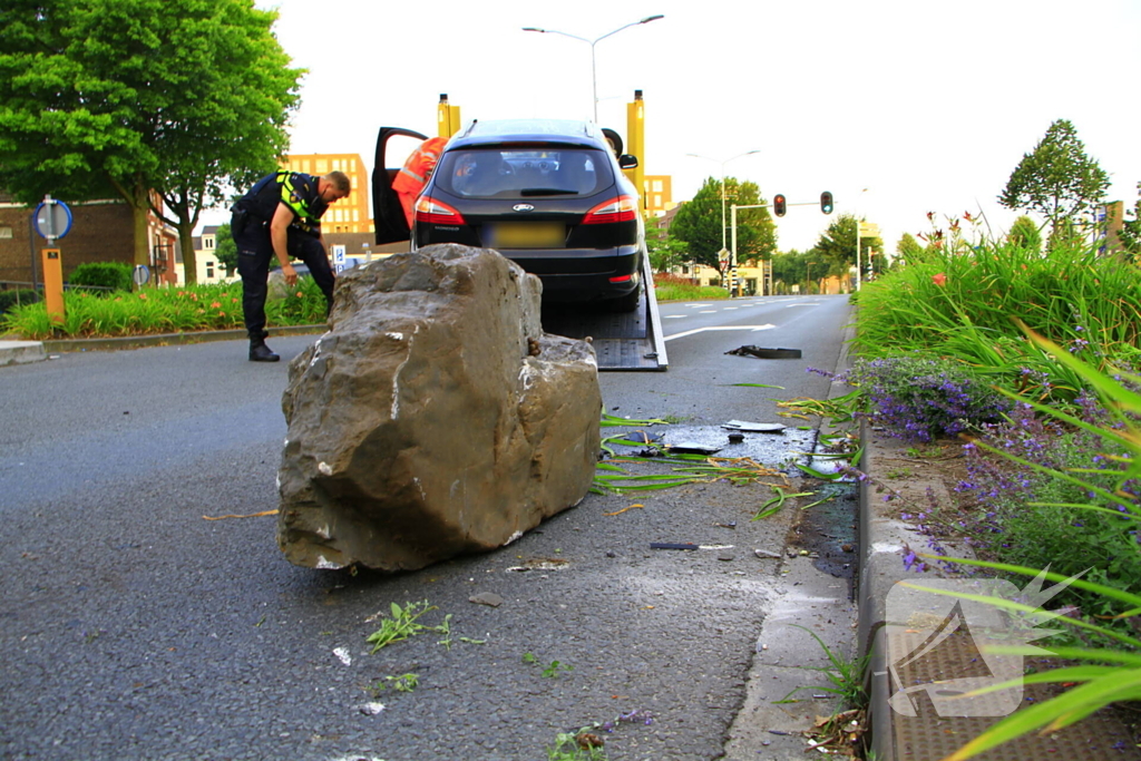 Automobiliste rijdt zwerfkei uit de grond