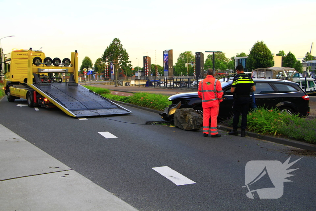 Automobiliste rijdt zwerfkei uit de grond
