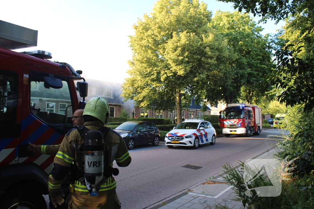 Politie haalt persoon uit brandende woning