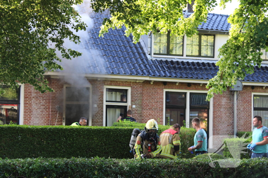 Politie haalt persoon uit brandende woning