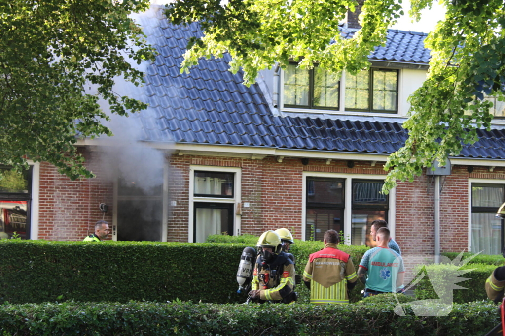 Politie haalt persoon uit brandende woning
