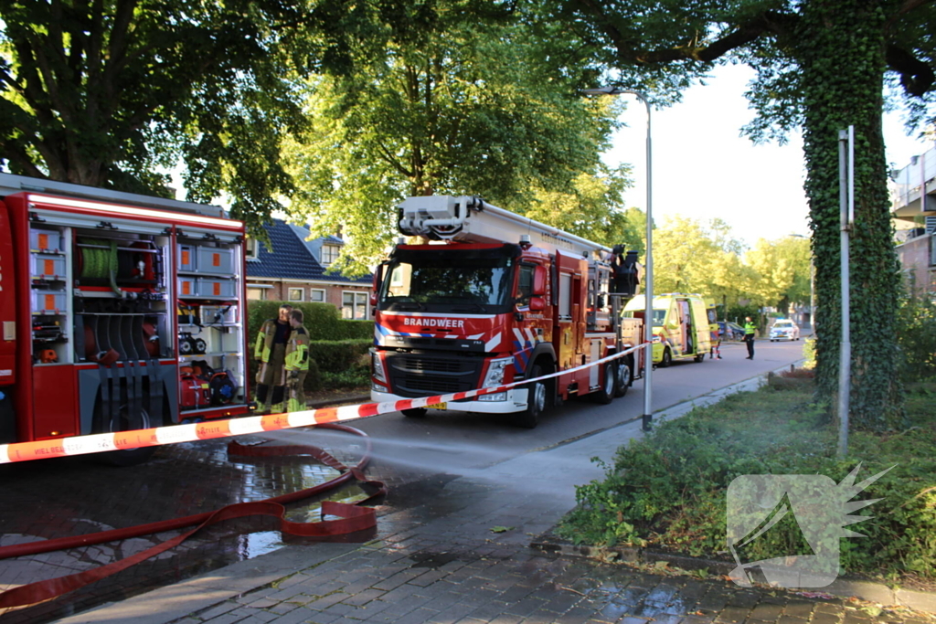 Politie haalt persoon uit brandende woning