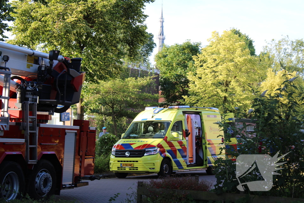 Politie haalt persoon uit brandende woning