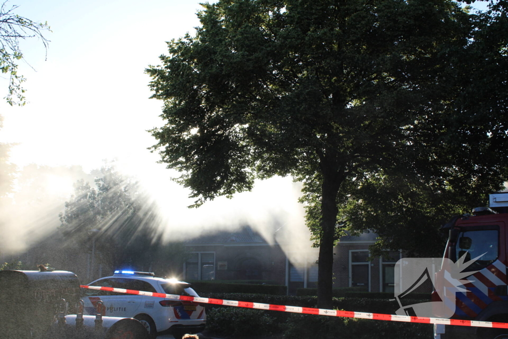 Politie haalt persoon uit brandende woning