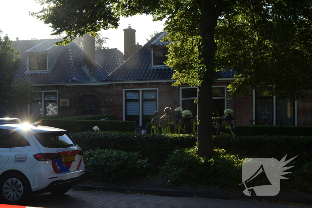Politie haalt persoon uit brandende woning
