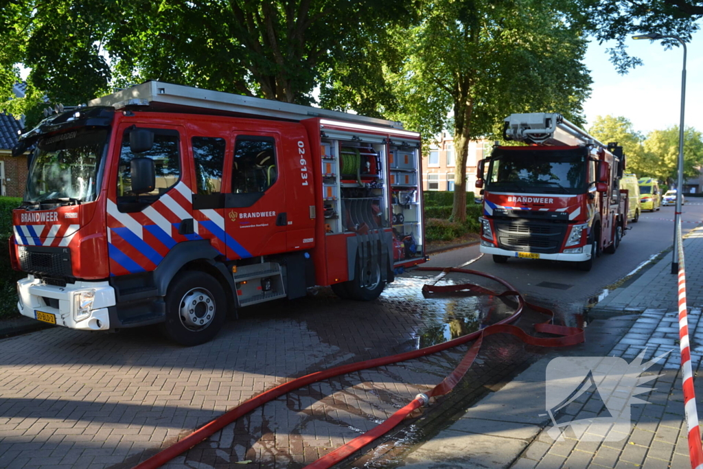 Politie haalt persoon uit brandende woning