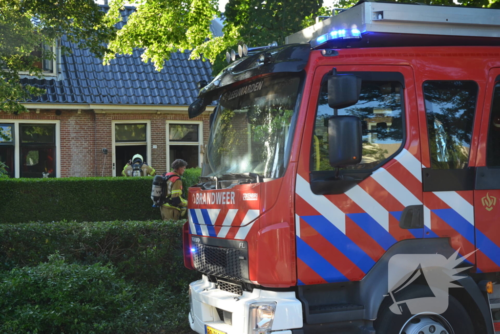 Politie haalt persoon uit brandende woning