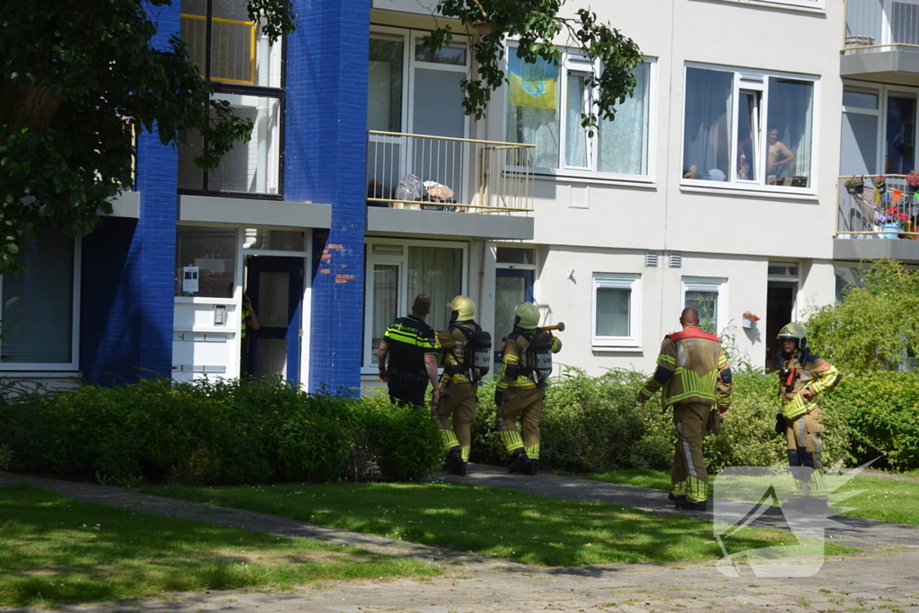 Omwonende merkt afgaande rookmelder op en waarschuwt tijdig de brandweer