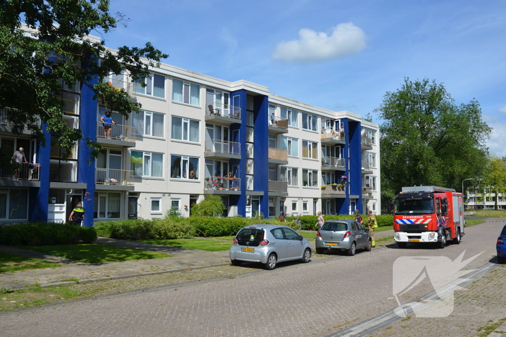 Omwonende merkt afgaande rookmelder op en waarschuwt tijdig de brandweer