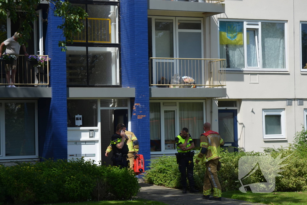 Omwonende merkt afgaande rookmelder op en waarschuwt tijdig de brandweer