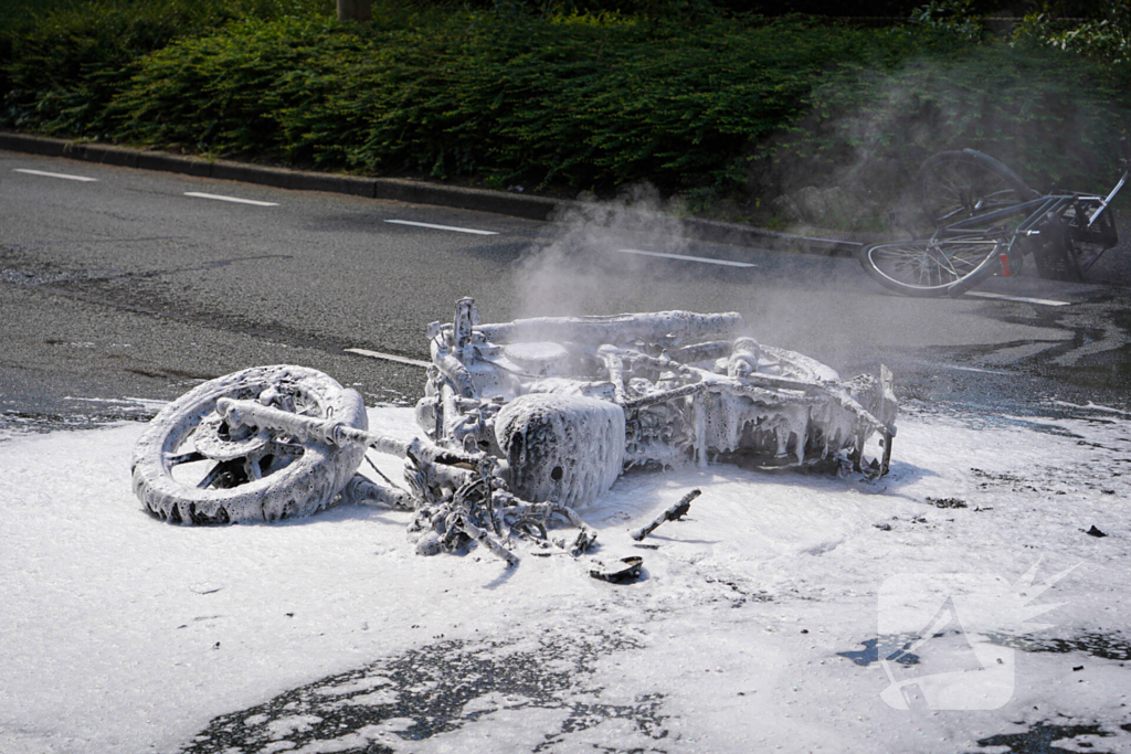 Motor afgebrand na botsing met fietser