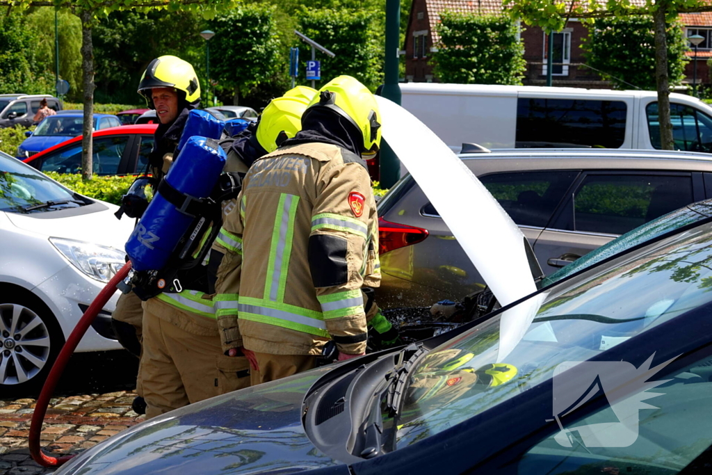 Kortsluiting onder motorkop zorgt voor brand
