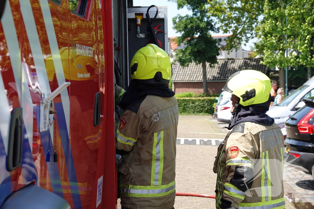 Kortsluiting onder motorkop zorgt voor brand