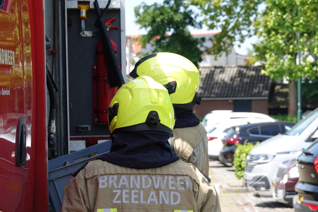 Kortsluiting onder motorkop zorgt voor brand