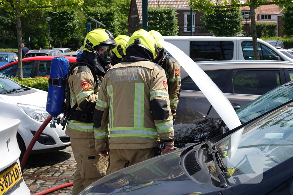 Kortsluiting onder motorkop zorgt voor brand