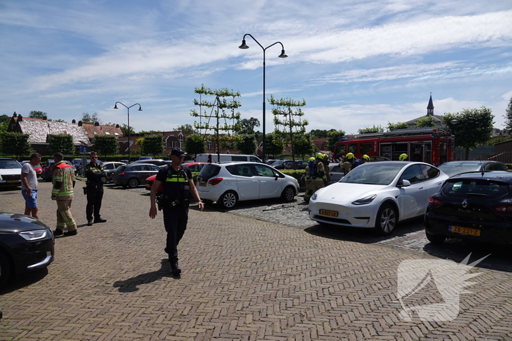 Kortsluiting onder motorkop zorgt voor brand