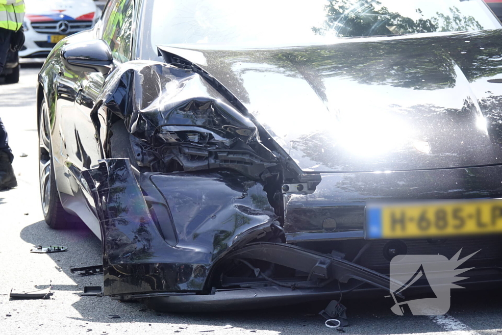 Porsche van bijna 150 000 beschadigd na botsing