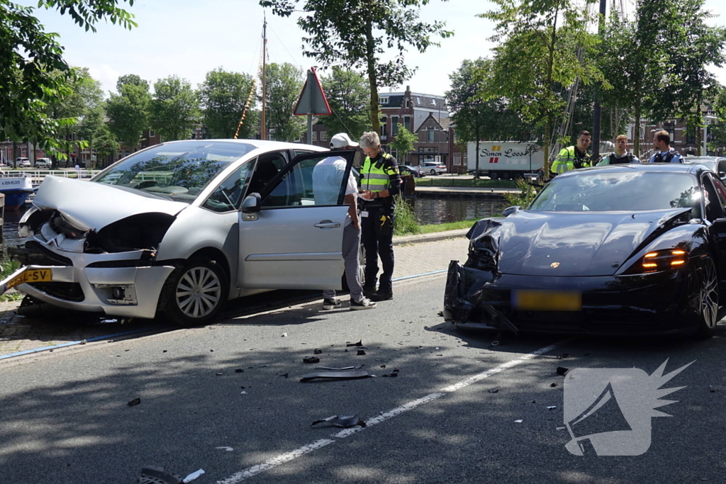 Porsche van bijna 150 000 beschadigd na botsing