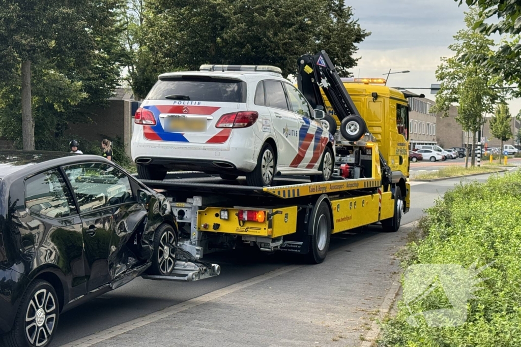 Politieauto zwaar beschadigd door botsing