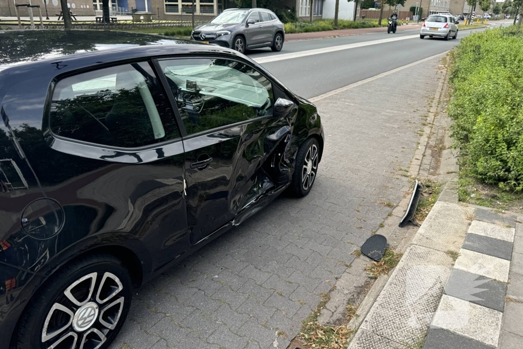 Politieauto zwaar beschadigd door botsing
