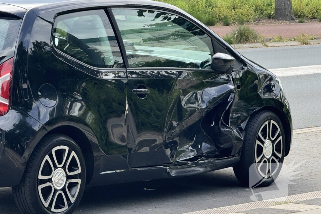 Politieauto zwaar beschadigd door botsing