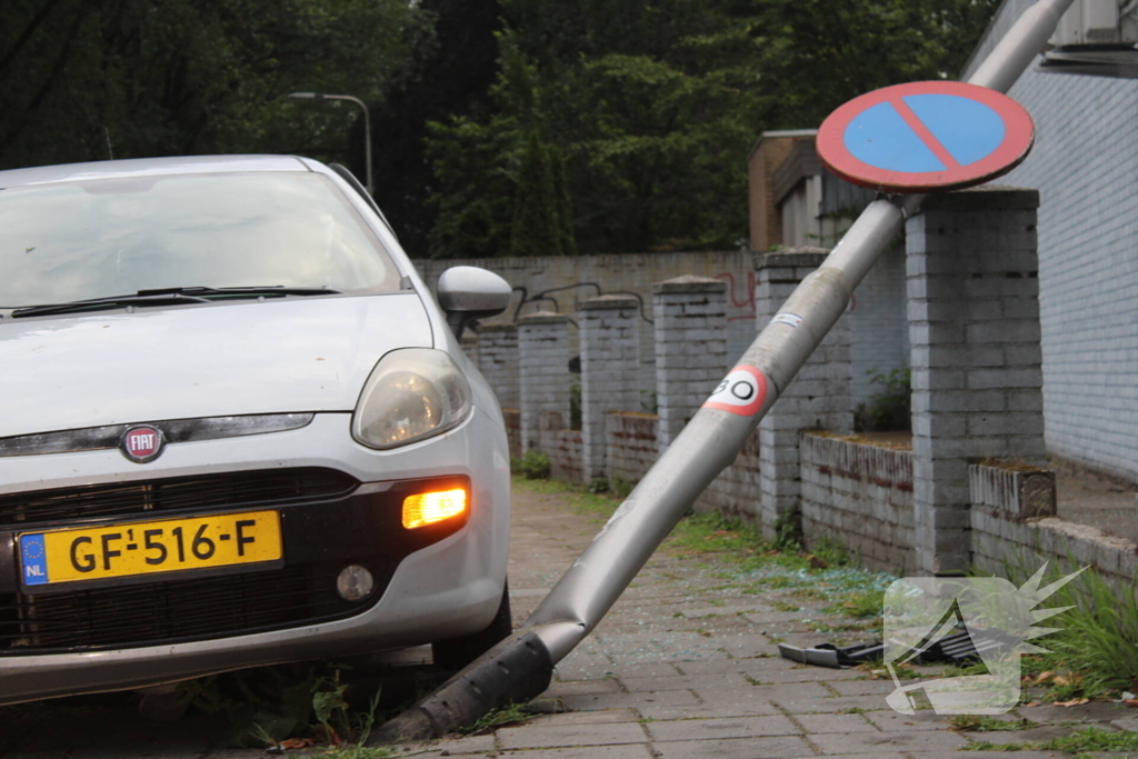 Lantaarnpaal plat gereden na botsing
