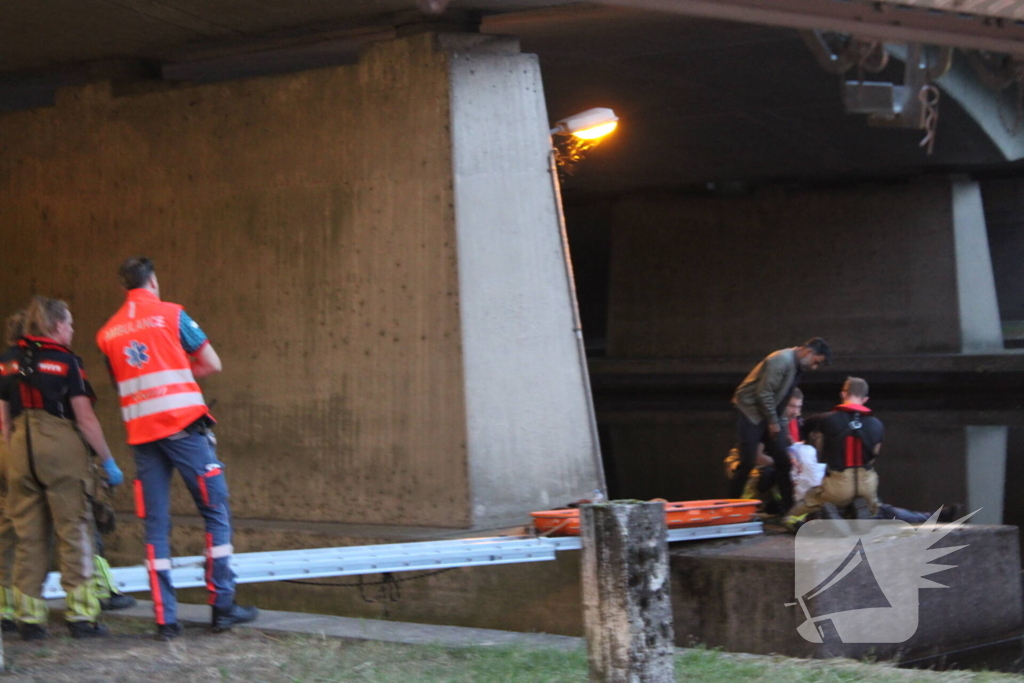 Persoon onwel op peiler van brug, brandweer haalt hem eraf