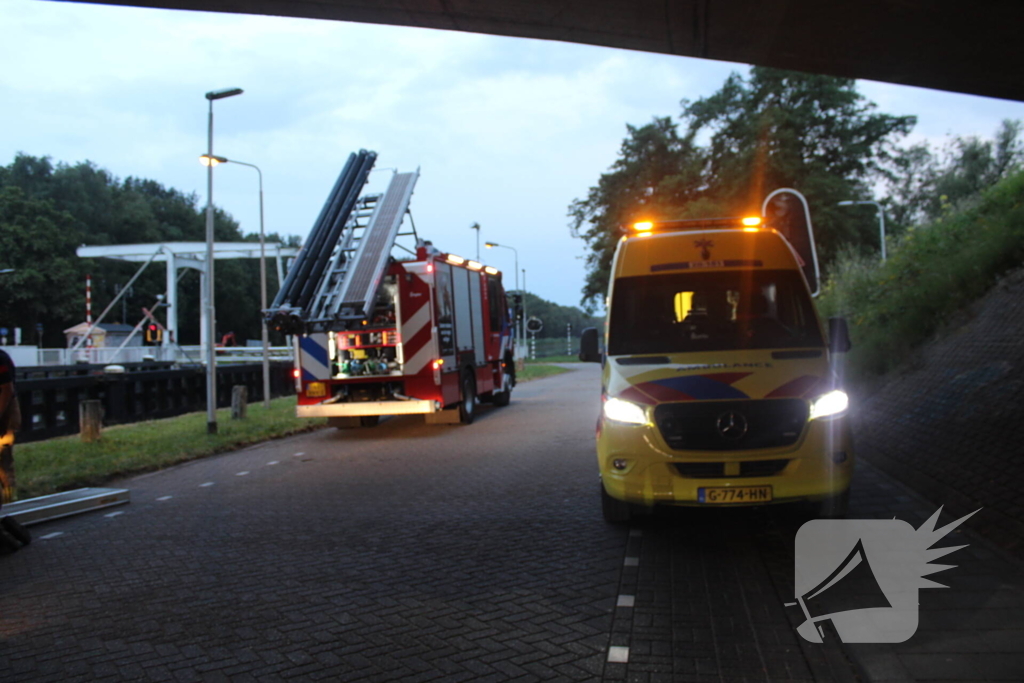 Persoon onwel op peiler van brug, brandweer haalt hem eraf