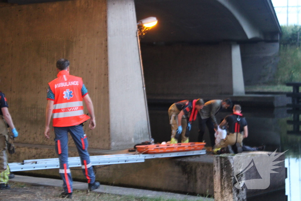 Persoon onwel op peiler van brug, brandweer haalt hem eraf