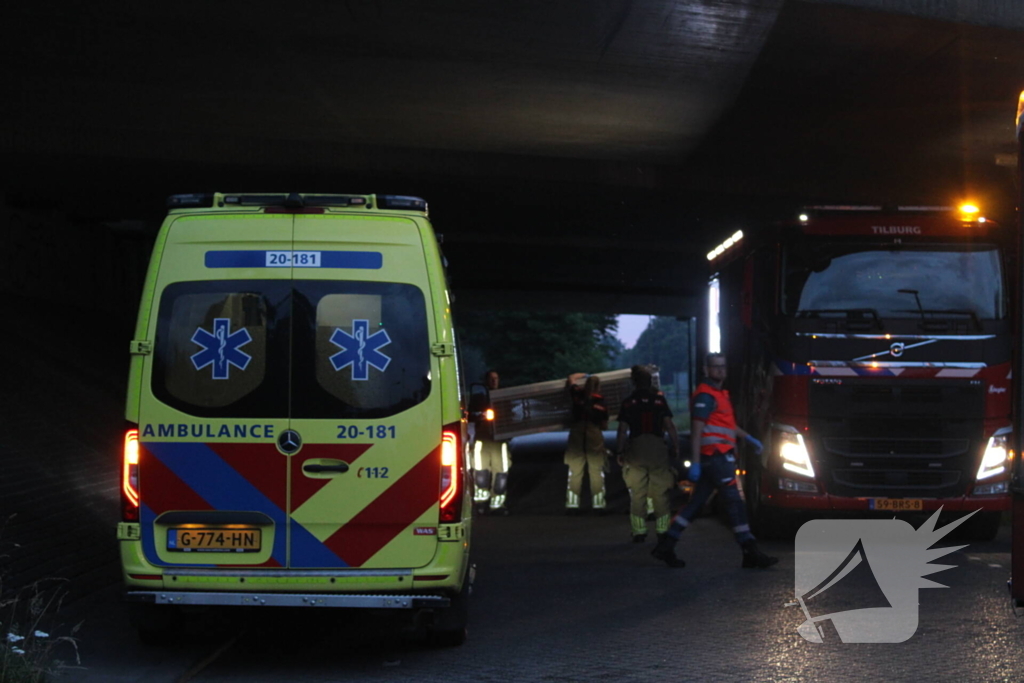 Persoon onwel op peiler van brug, brandweer haalt hem eraf