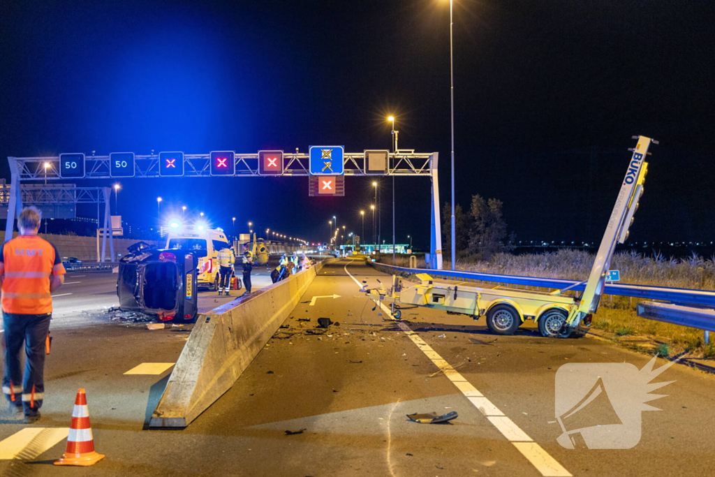 Aanrijding tussen een personenauto en een pijlwagen