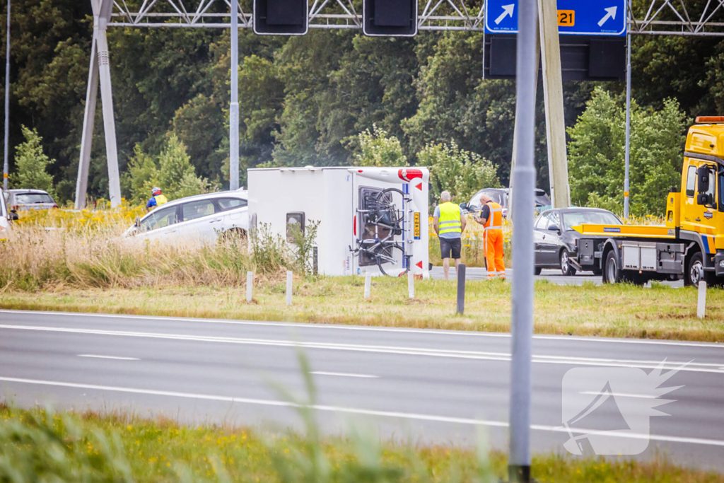 Caravan belandt op zijn kant