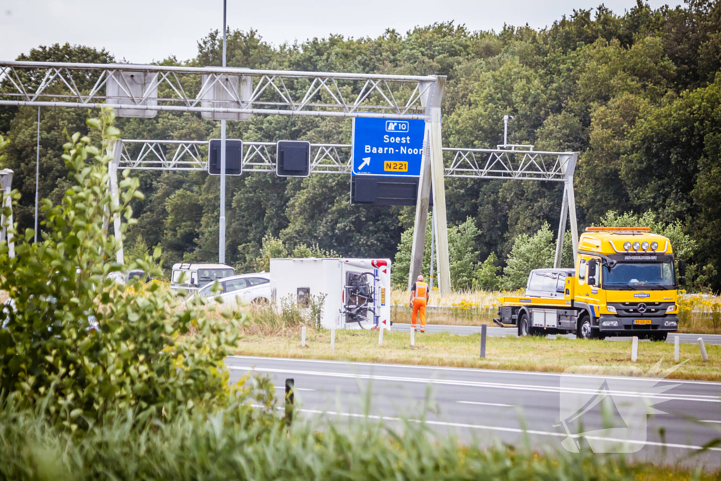 Caravan belandt op zijn kant