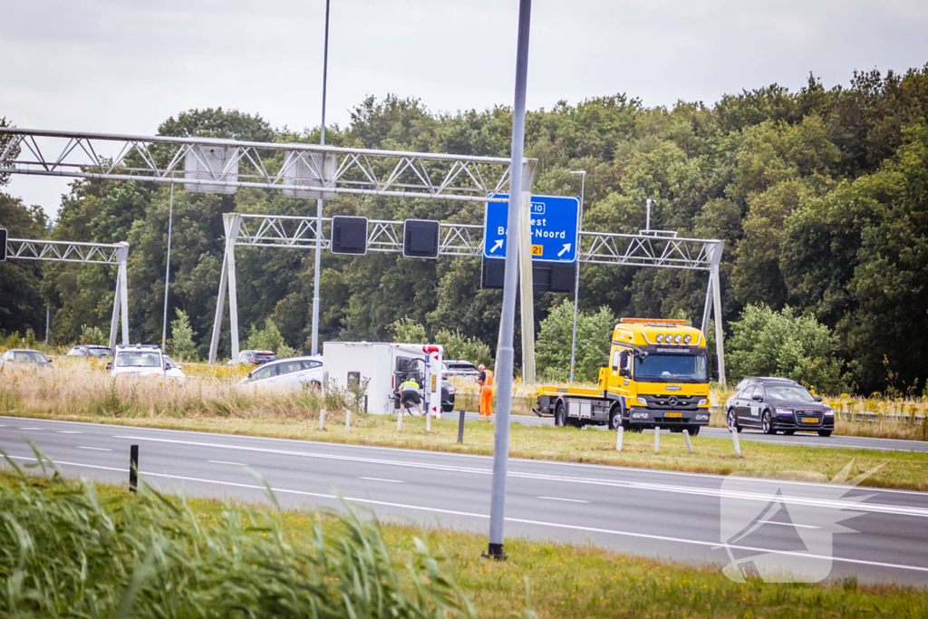 Caravan belandt op zijn kant