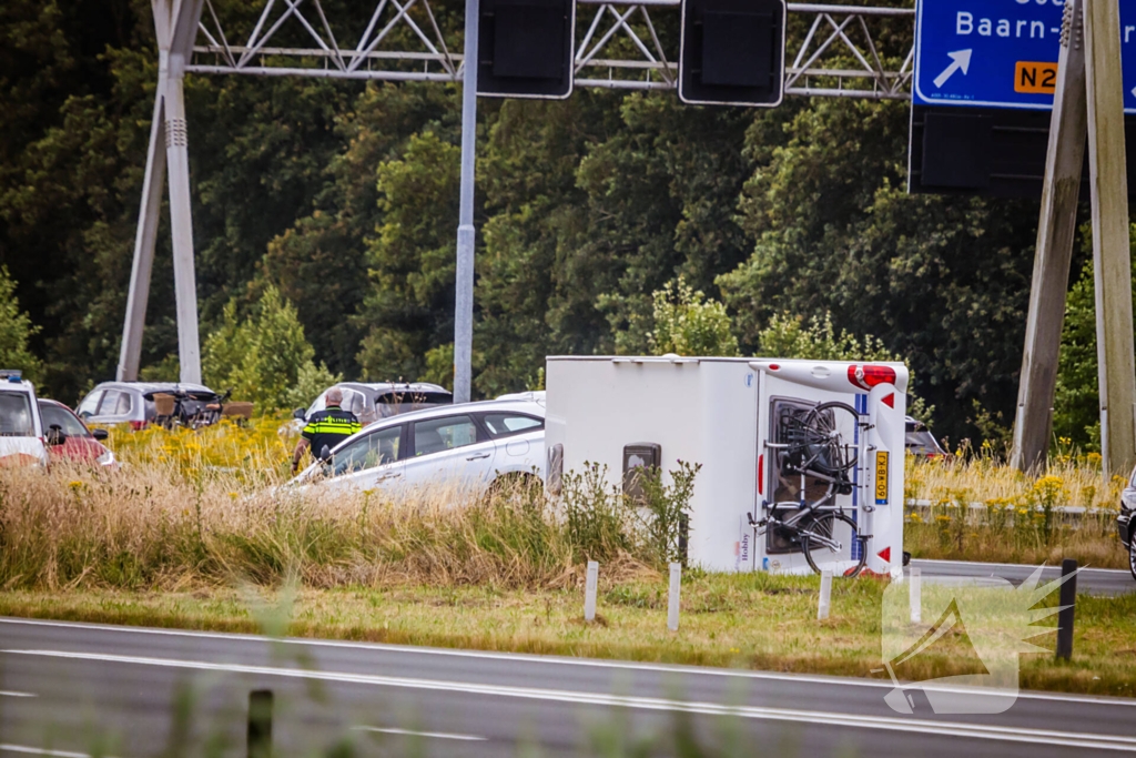 Caravan belandt op zijn kant